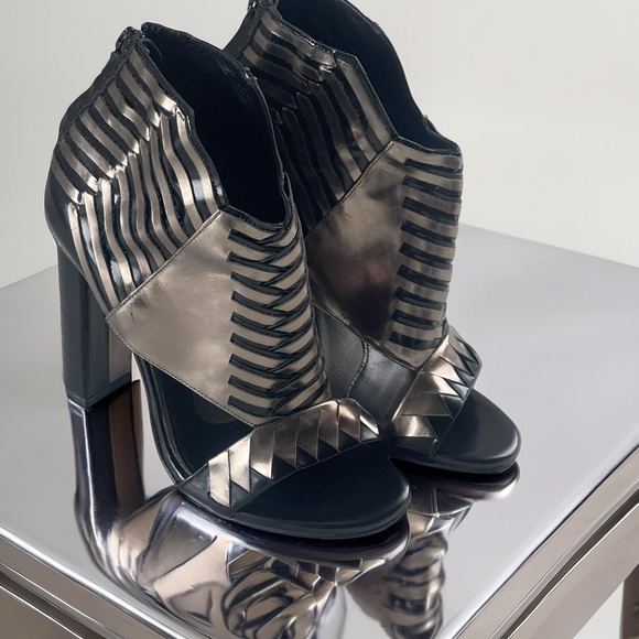 Robert Clergerie Shoes - Robert Clergerie Black and Gold Heels in size 6